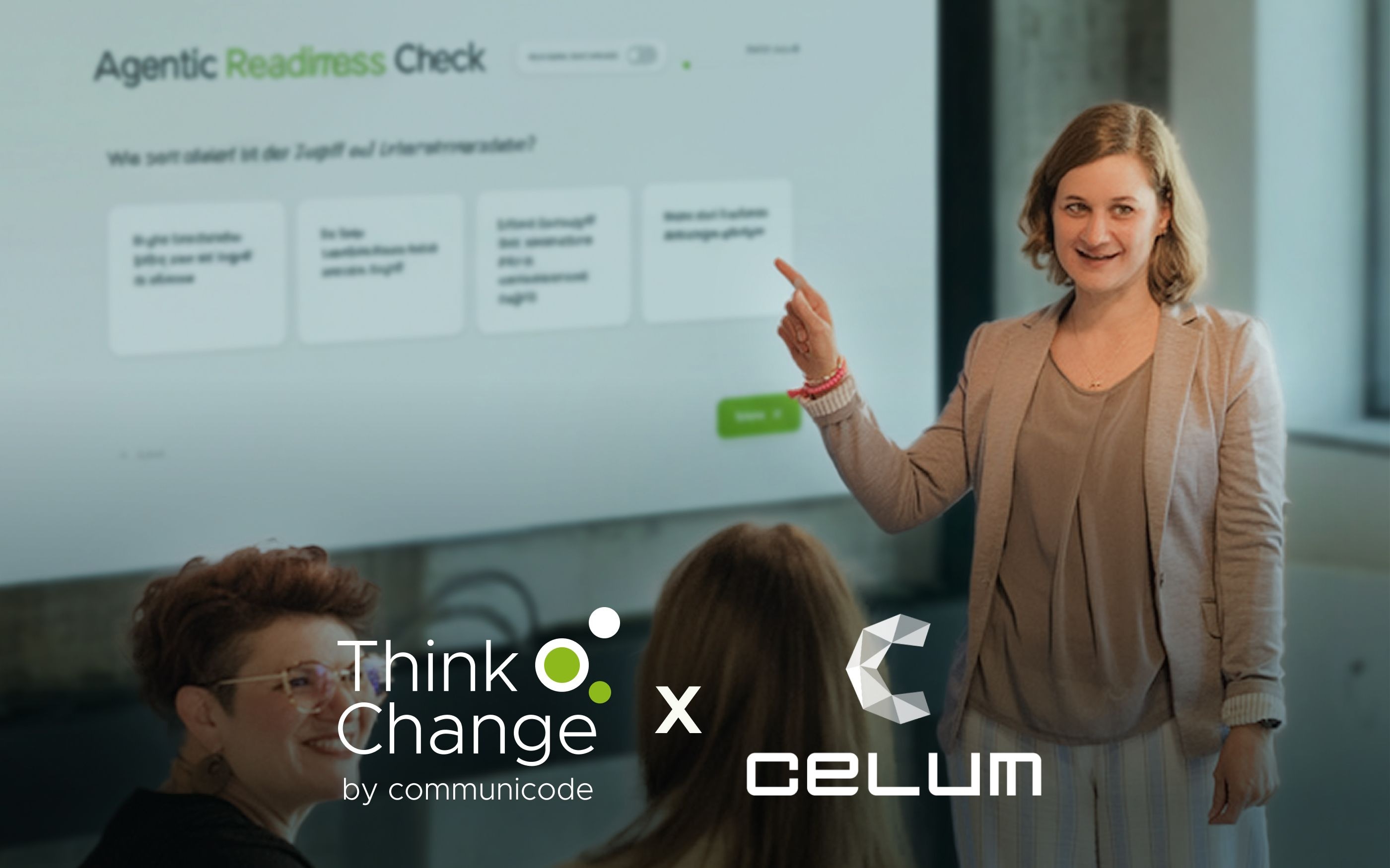Person steht vor einer Präsentationsfolie mit dem Titel „Agentic Readiness Check“ und zeigt auf Auswahlfelder zu einer Frage über KI-Nutzung im Unternehmen. Im Vordergrund sitzen Teilnehmende und blicken zur Leinwand in einem modernen Seminar- oder Meetingraum.
